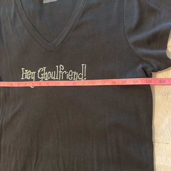 “Hey Ghoulfriend” Halloween Tee - Picture 4 of 7